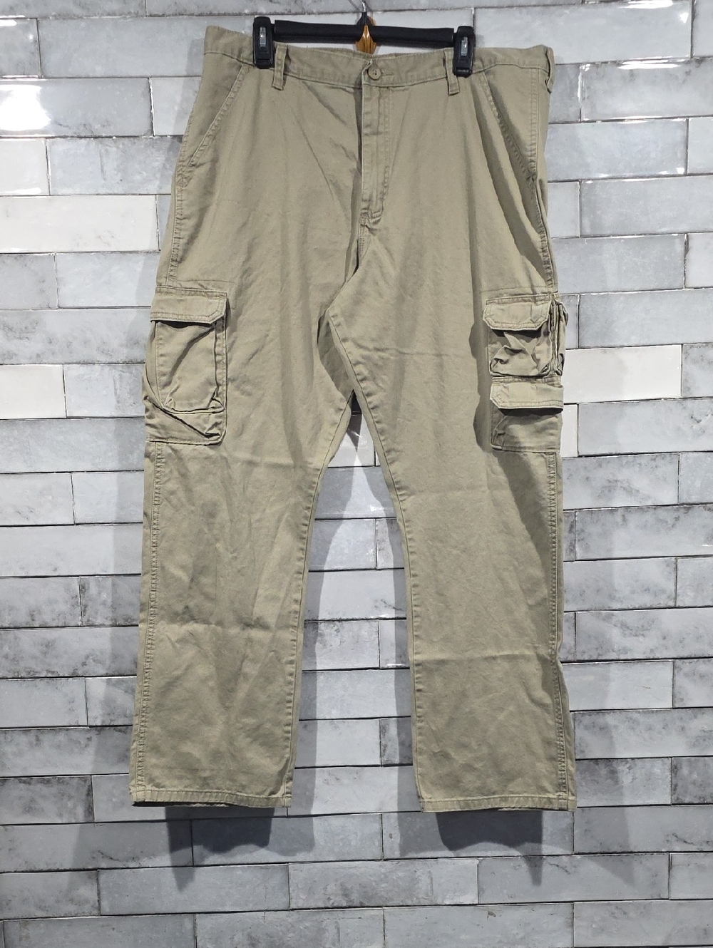 Wrangler Jean Co. Relaxed Fit Cargo Pants in Khaki Size 38x32